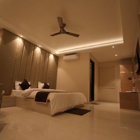 Hotel Maya Crystal Juhi Bari Esterno foto